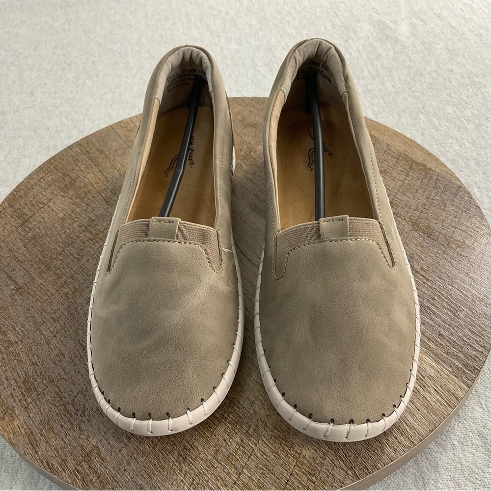 EASY STREET BELEN WOMEN’S SLIP ON FLATS ROUND TOE  LIGHTWEIGHT SIZE: 5.5 M / TAN